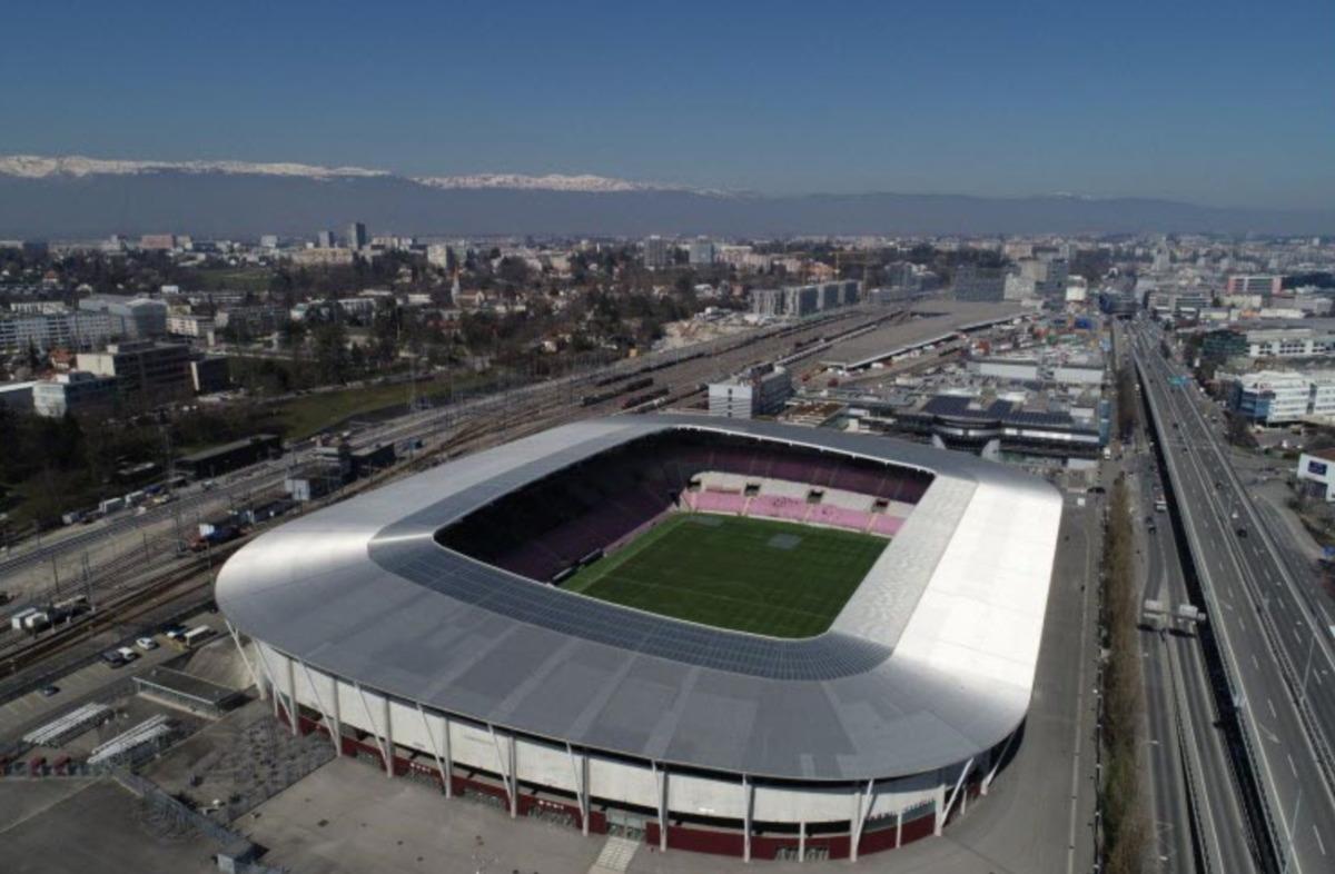 Vidéo: installation de panneaux solaires sur le Stade de Genève
