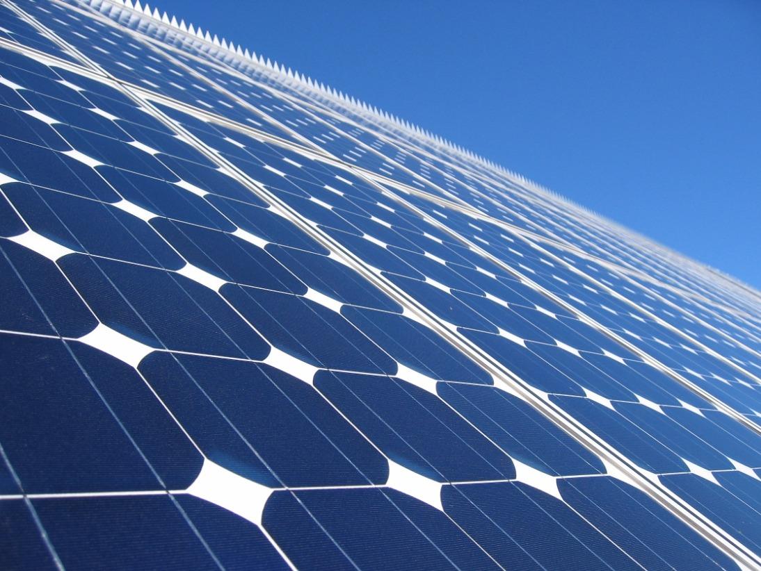 Genève mise sur le solaire: le canton va équiper quelque 50 000 m2 de toitures de panneaux photovoltaïques, qui seront exploités par les SIG.